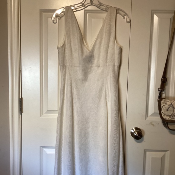 Anne Taylor white mid length flower dress - Picture 2 of 10